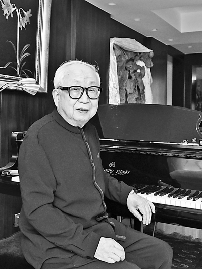 首页 新闻动态 文化资讯       步入作曲家王立平家中,迎面一方屏风